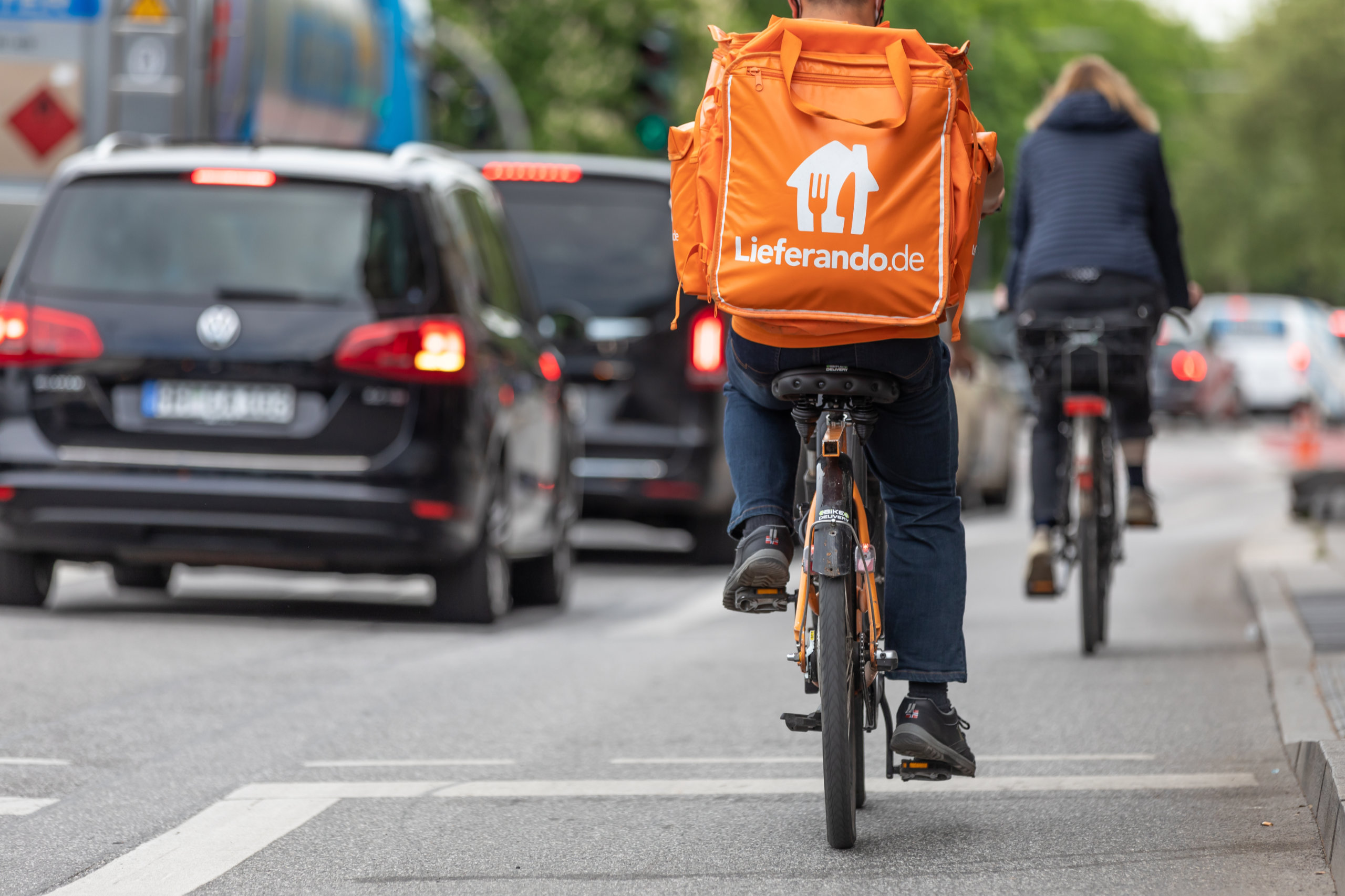 Ein Fahrer von Lieferando fährt auf einem Fahrrad. Uber Lieferando bei der fairwork studie 2022
