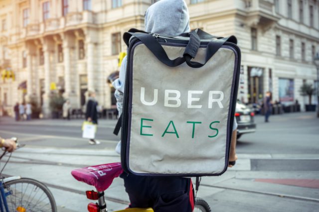 Ein Uber Eats fahrer mit Rucksack in Wien. Fairwork Studie zu Uber und Lieferando.
