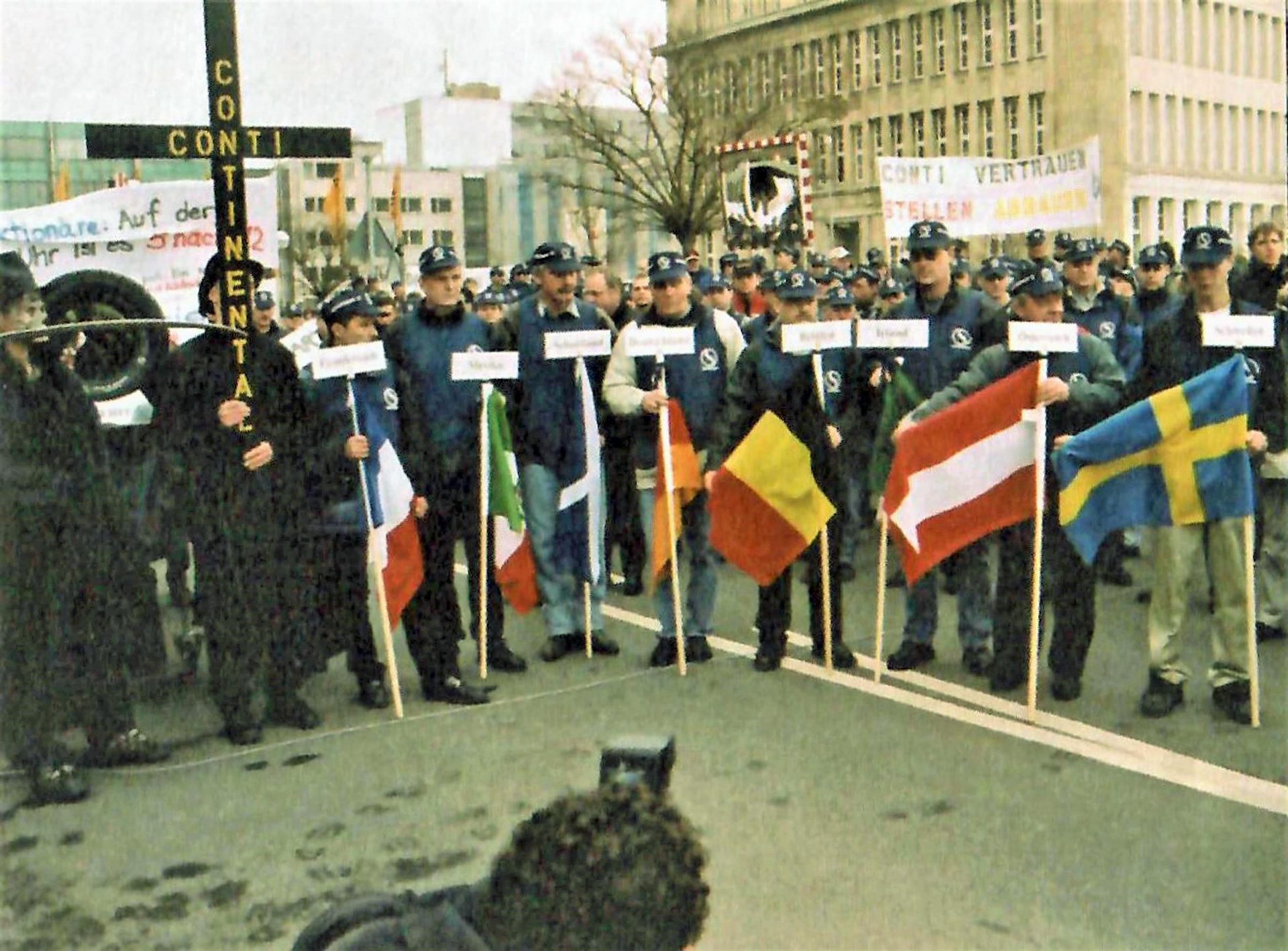 Protestaktion vor der Continental-Zentrale in Hannover 2002