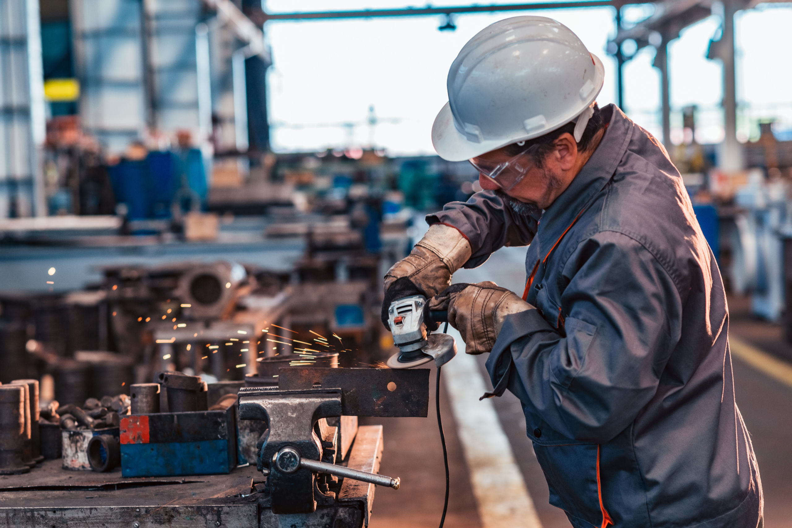 Ein Facharbeiter in der Fabrik. Industrie. Produktion. Lohnnebenkosten senken. 