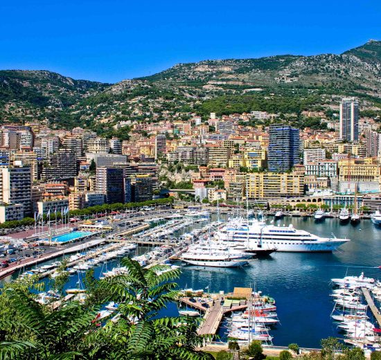 Der Hafen in Monaco mit großer Yacht. Vermögenssteuer in Österreich Erbschaftssteuer Soziale Gerechtigkeit