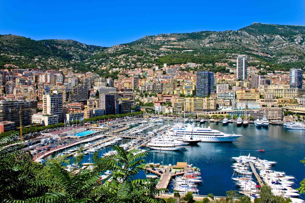 Der Hafen in Monaco mit großer Yacht. Vermögenssteuer in Österreich Erbschaftssteuer Soziale Gerechtigkeit