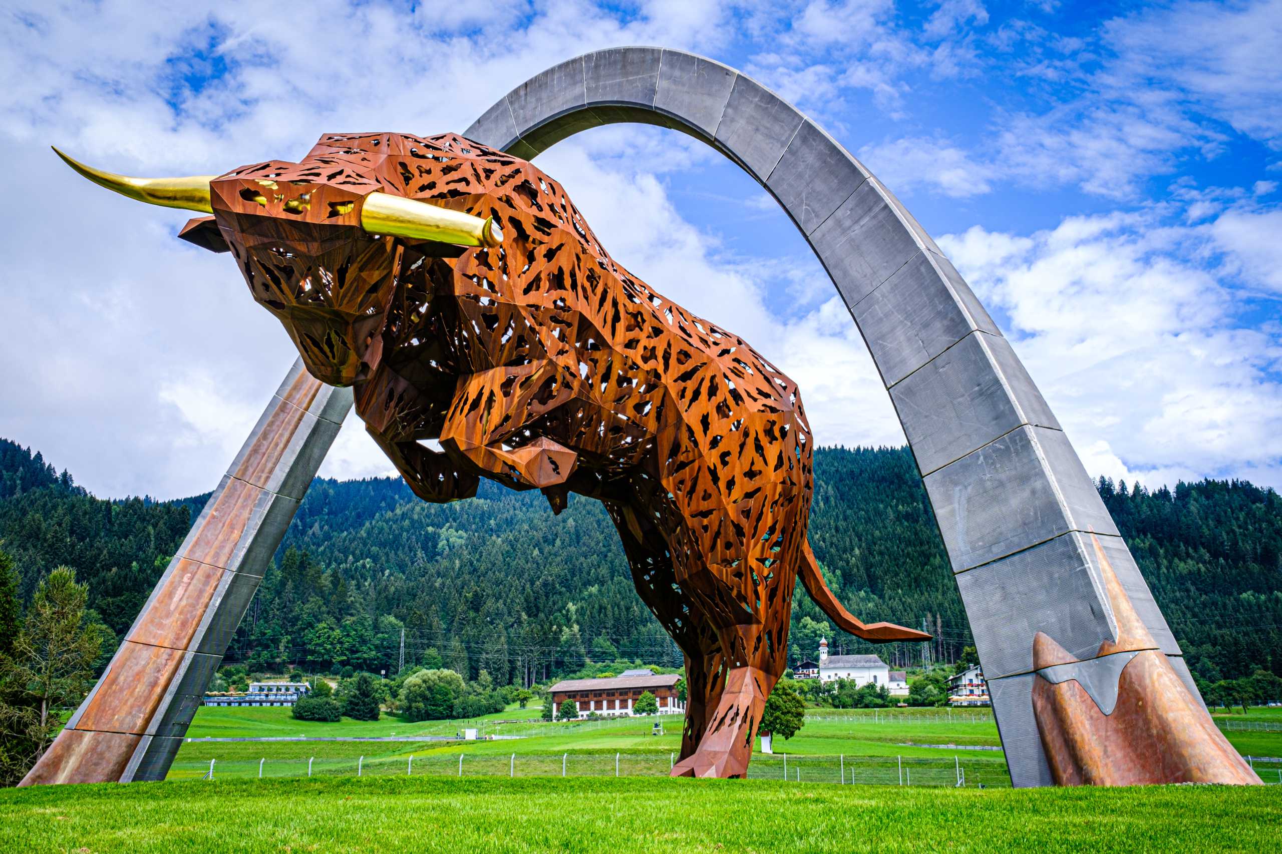 Statue Bulle am red Bull ring in Salzburg. Symbolbild Vermögenssteuer Didi Mateschitz.