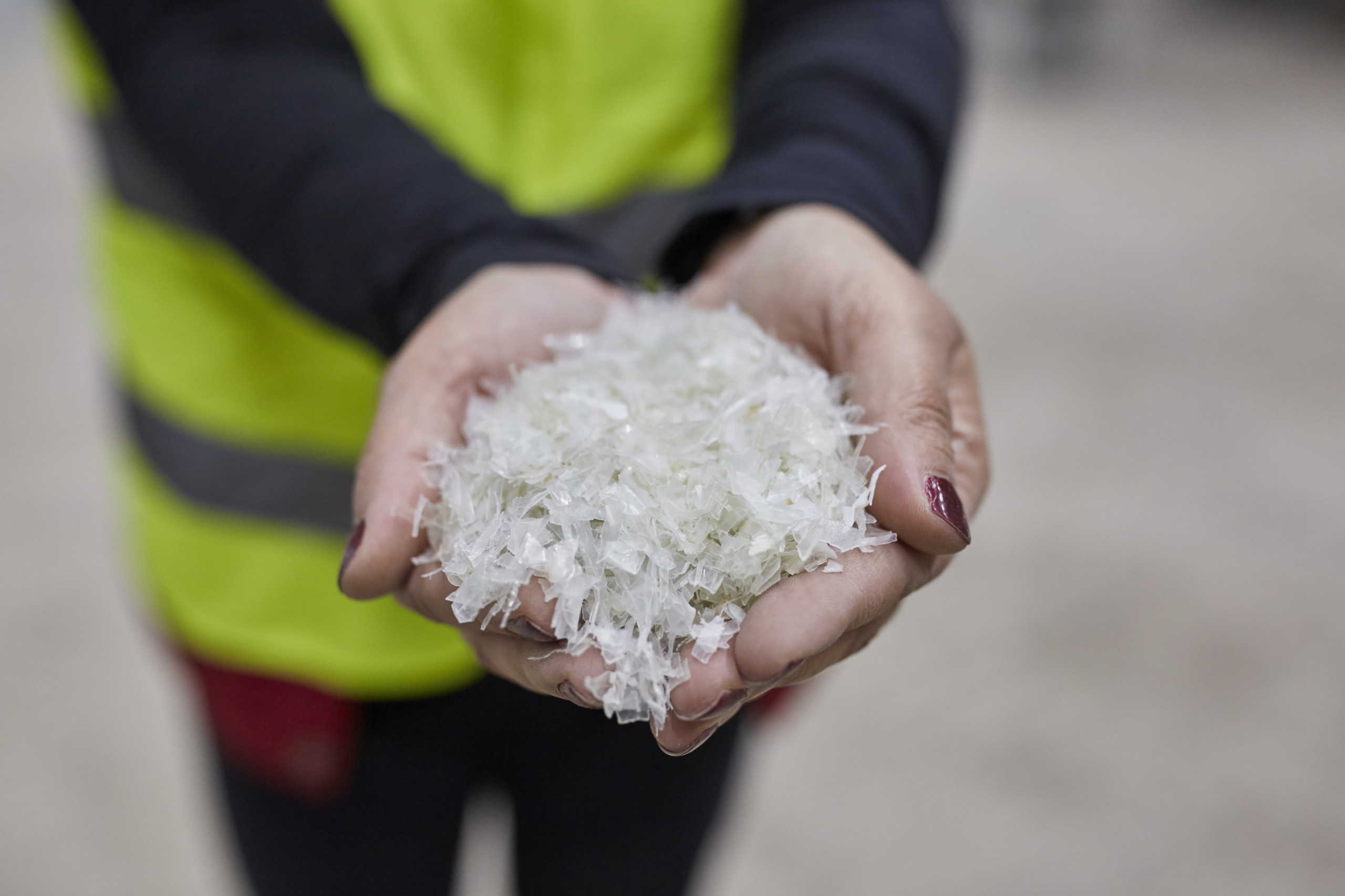 Mitarbeiterin von Borealis präsentiert Polyolefinen. Symbolfoto Menschenhandel Borealis