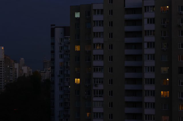 Hochhaus im Dunkeln. Nur wenige Lichter sind an. Symbolbild für Preise runter