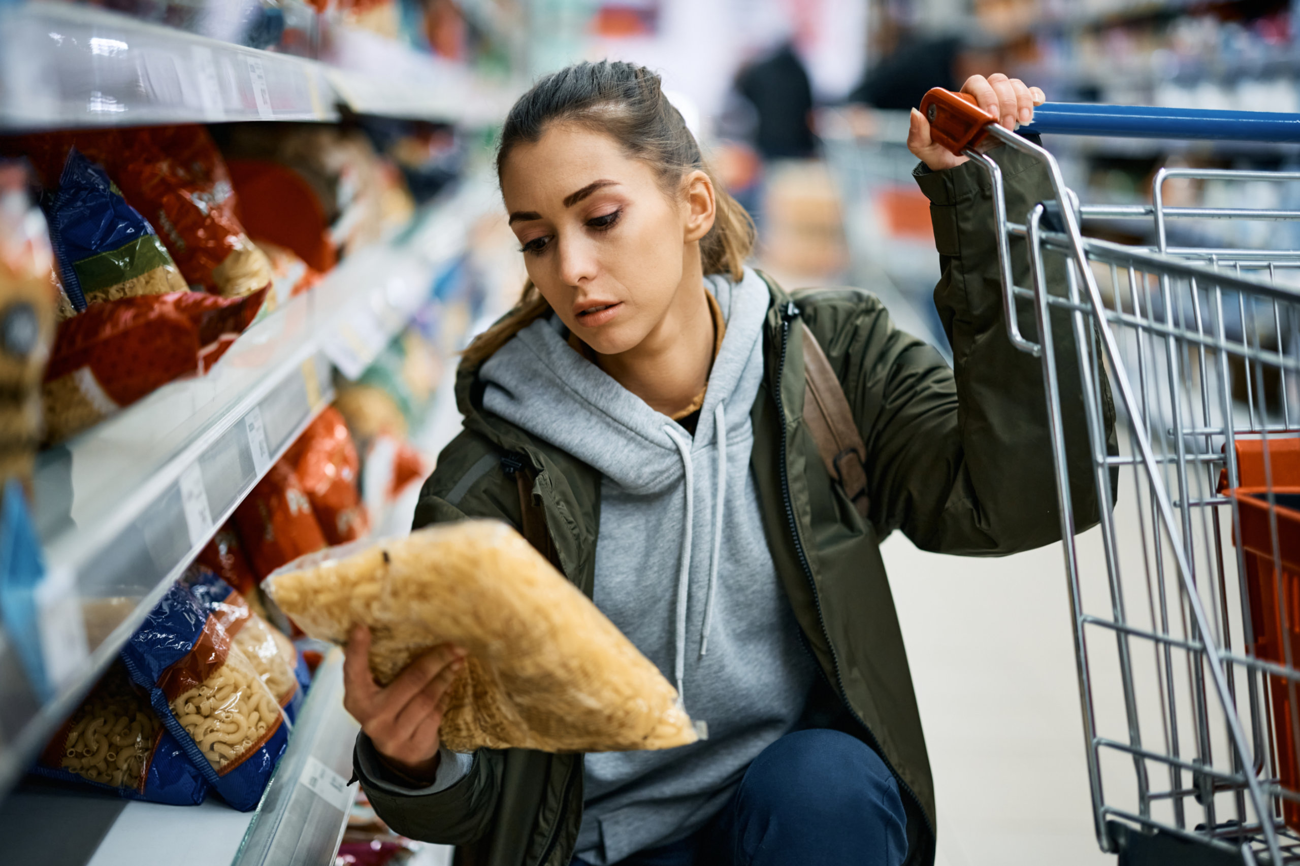 Frau kauft Nudeln in einem Supermarkt. Preissteigerung. Inflation. Preise runter