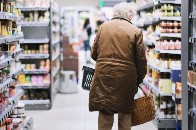 Eine ältere Dame, eine Pensionisten, im Supermarkt. Symbolbild: Was ist Inflation? Teuerung einfach erklärt.
