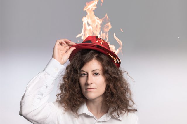 Frau mit brennendem Hut, Symbolbild zum Thema Herbstlohnrunde