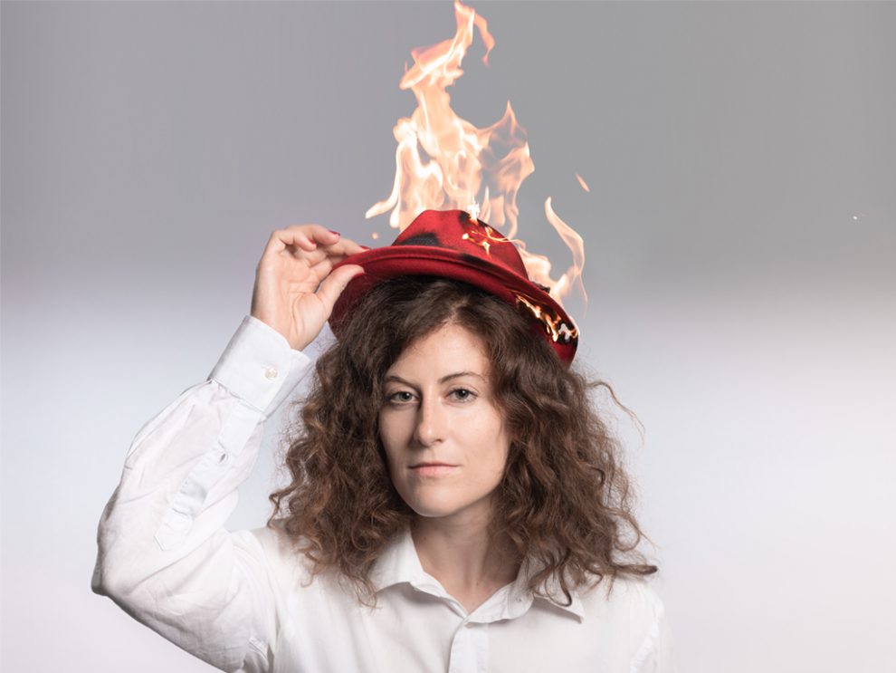 Frau mit brennendem Hut, Symbolbild zum Thema Herbstlohnrunde