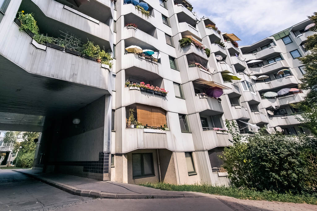Häuserfront mit Balkonen. Leistbares Wohnen in Wien wird zum Luxusgut. 
