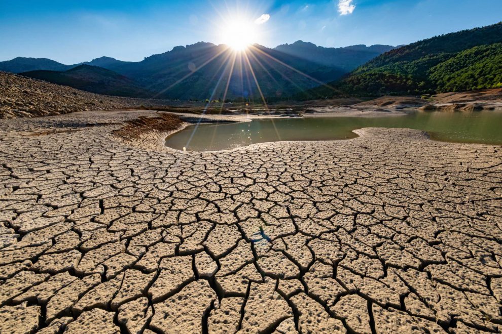 Ein ausgetrockneter See im Sonnenschein. Auswirkung der Klimakatastrophe. Ausreden für Klimasünden.