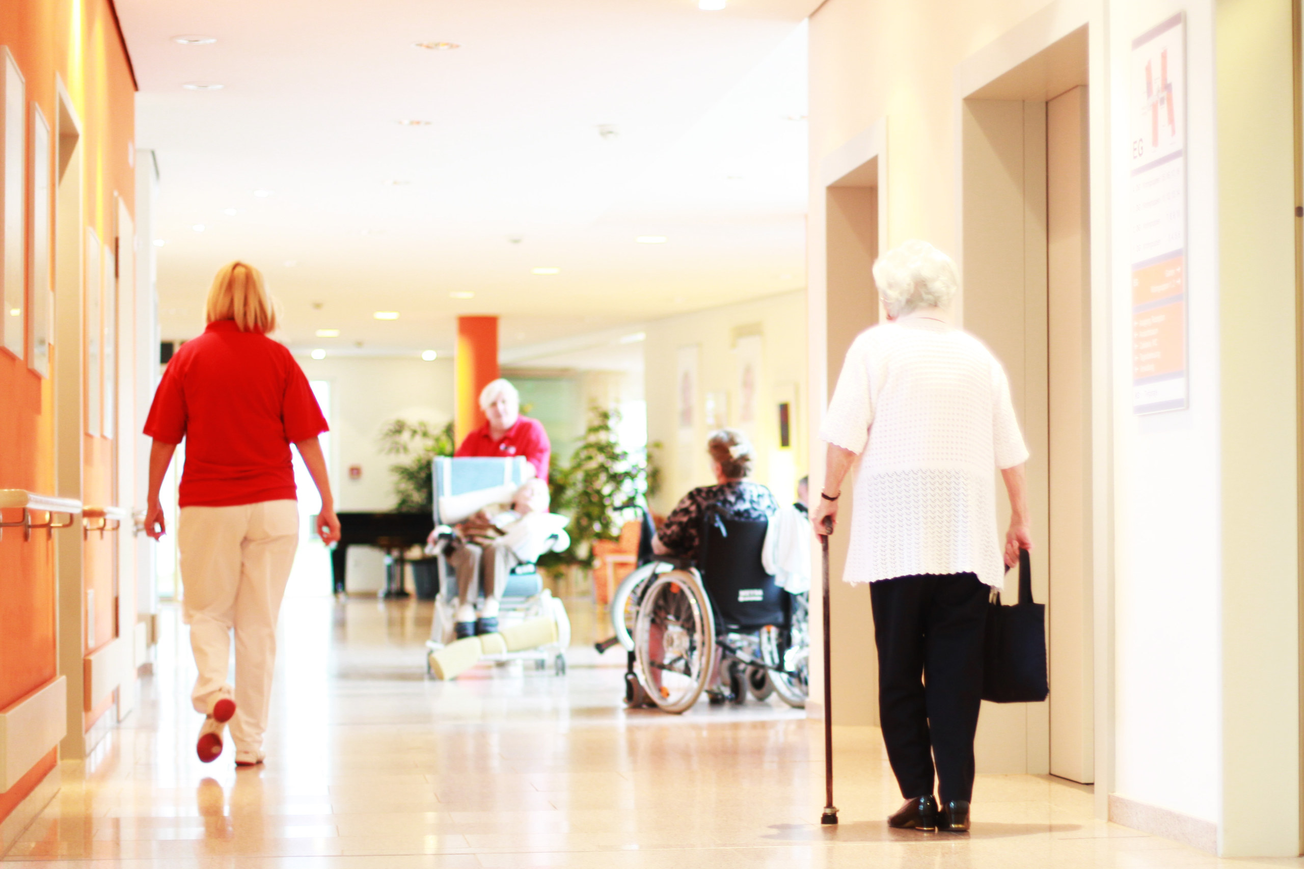 Senioren Seniorinnen treffen sich in einem Altenheim. Symbolbild: Pflegeskandal in Salzburg.