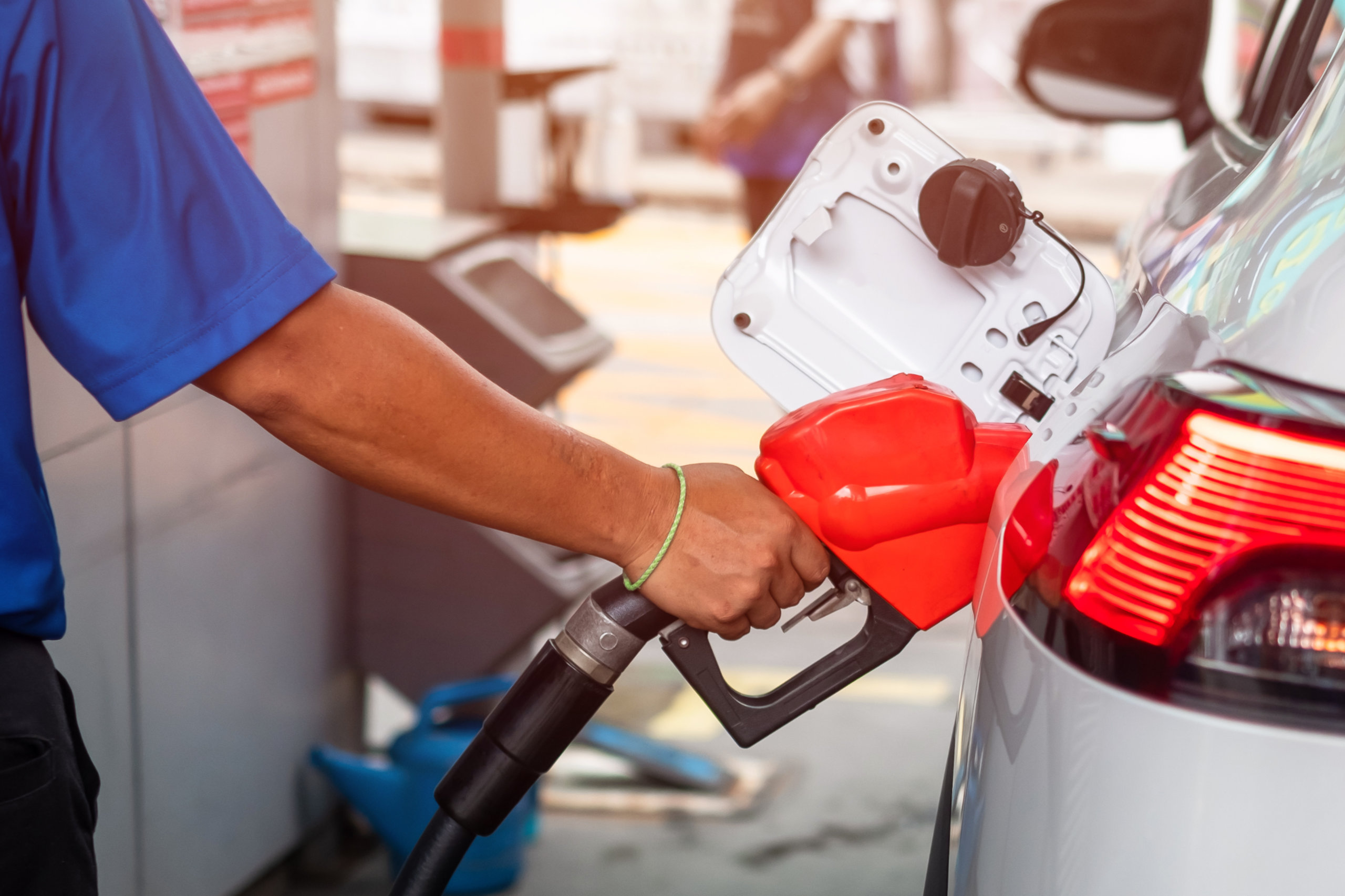 Ein Mann tankt an der Tankstelle sein Auto. Symbolbild für Inflation in Österreich ist zweistellig und die Konjunkturprognose.