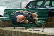 Obdachloser Mann shläft auf Parkbank. Symbolbild Obdaclosigkeit Interview Elisabeth Hammer Neunerhaus
