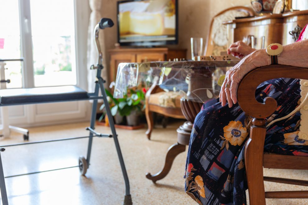 Seniorin schaut in einem Pflegeheim Fernsehen. Symbolbild: Pflegeskandal in Salzburg