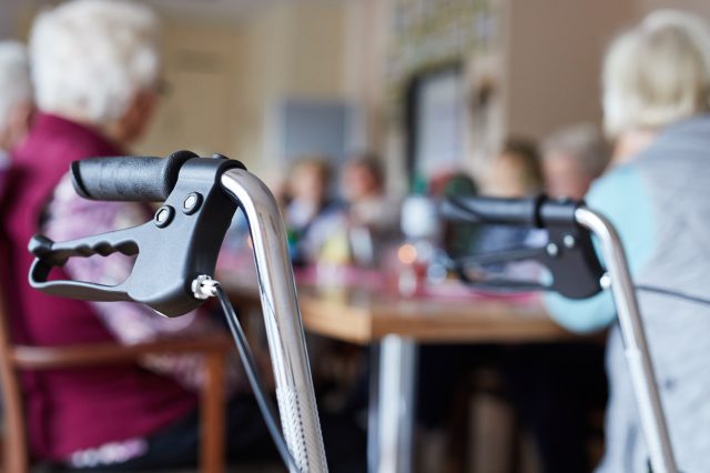 Rollator in einem Altenheim Pflegeheim vor einem Tisch mit Senioren. Symbolbild Pflegeskandal SeneCura