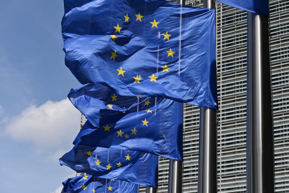 EU-Fahnen an einem Flaggenmast. Symbolbild: Übergewinne in anderen Ländern