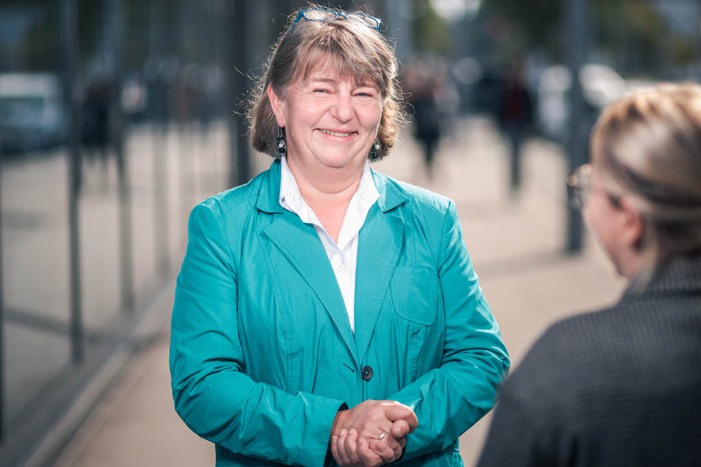 Portrait von Beatrix Eiletz von der Volkshilfe Steiermark. Im Gespräch über die Auswirkungen der Teuerung.