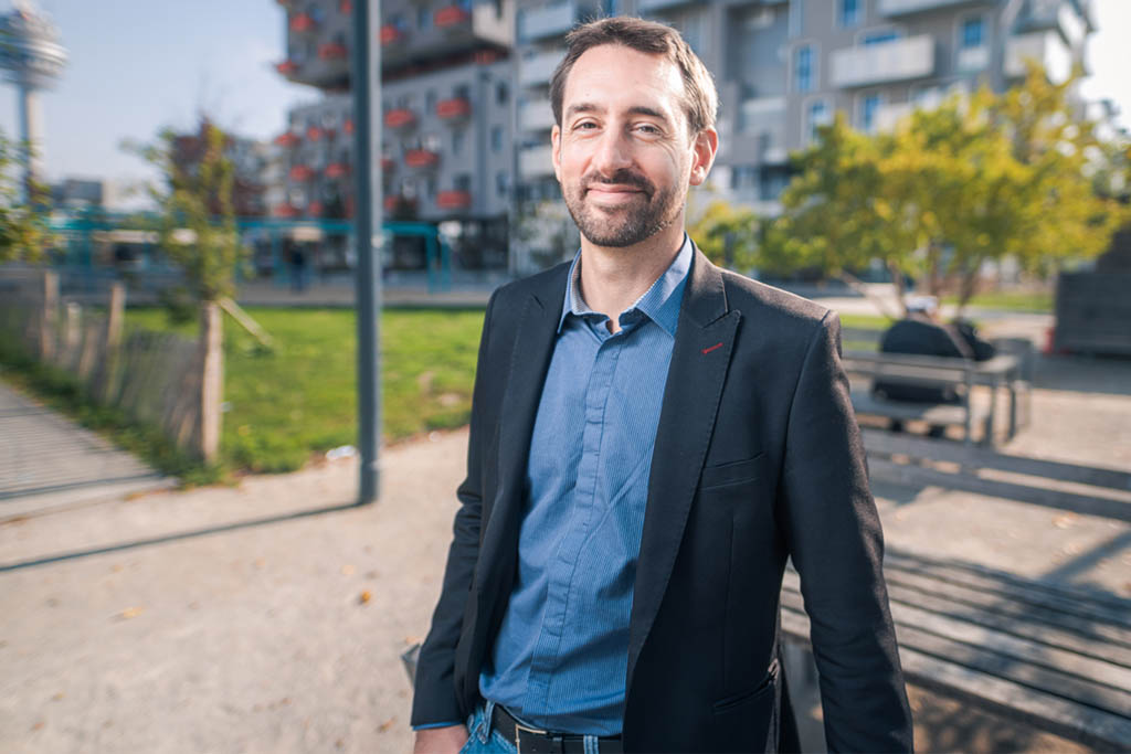 Portrait Georg Feigl von der Arbeiterkammer im Interview zum Thema Wohlstandsverlust. 