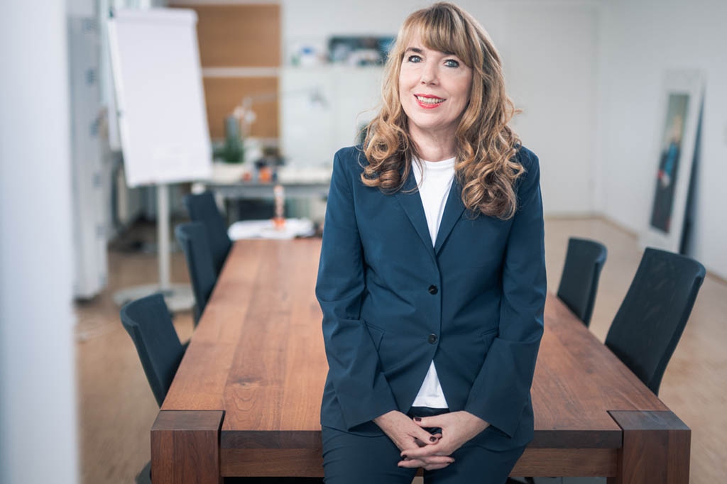 Portrait von Eveline Pupeter, Eigentümerin und CEO von Emporia Telekom im Interview über betriebliche Weiterbildung als Mittel gegen Fachkräftemangel.