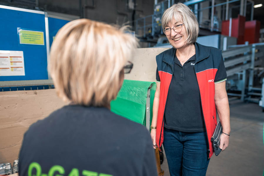 Roswitha Grammer von TCG Unitech GmbH im Gespräch über den Lohn von Metaller:innen. Symbolbild: KV-Verhandlungen der Metaller.