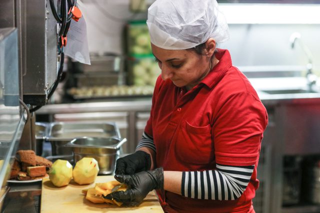 Köchin Milanka Kostic im Restaurant Inigo der Caritas arbeitet in der Küche. Jobs in der Gastronomie leiden besonders unter den Auswirkungen der Teuerung und Inflation.
