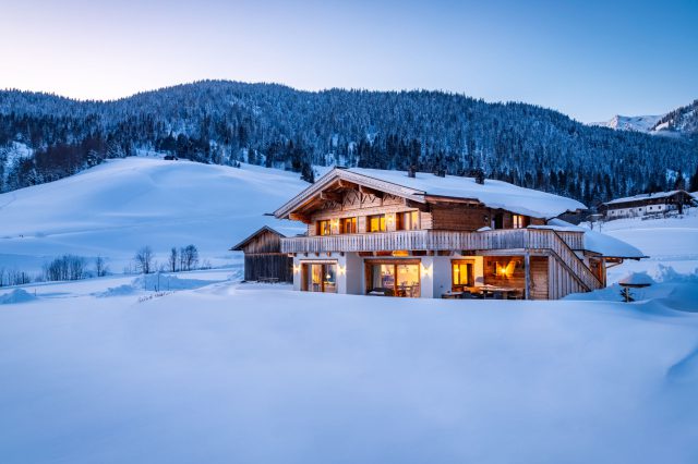 Ein Chalet im Schnee in den Alpen in Österreich. Symbolbildfür die Frage: Für wen lohnt sich die Leistung?