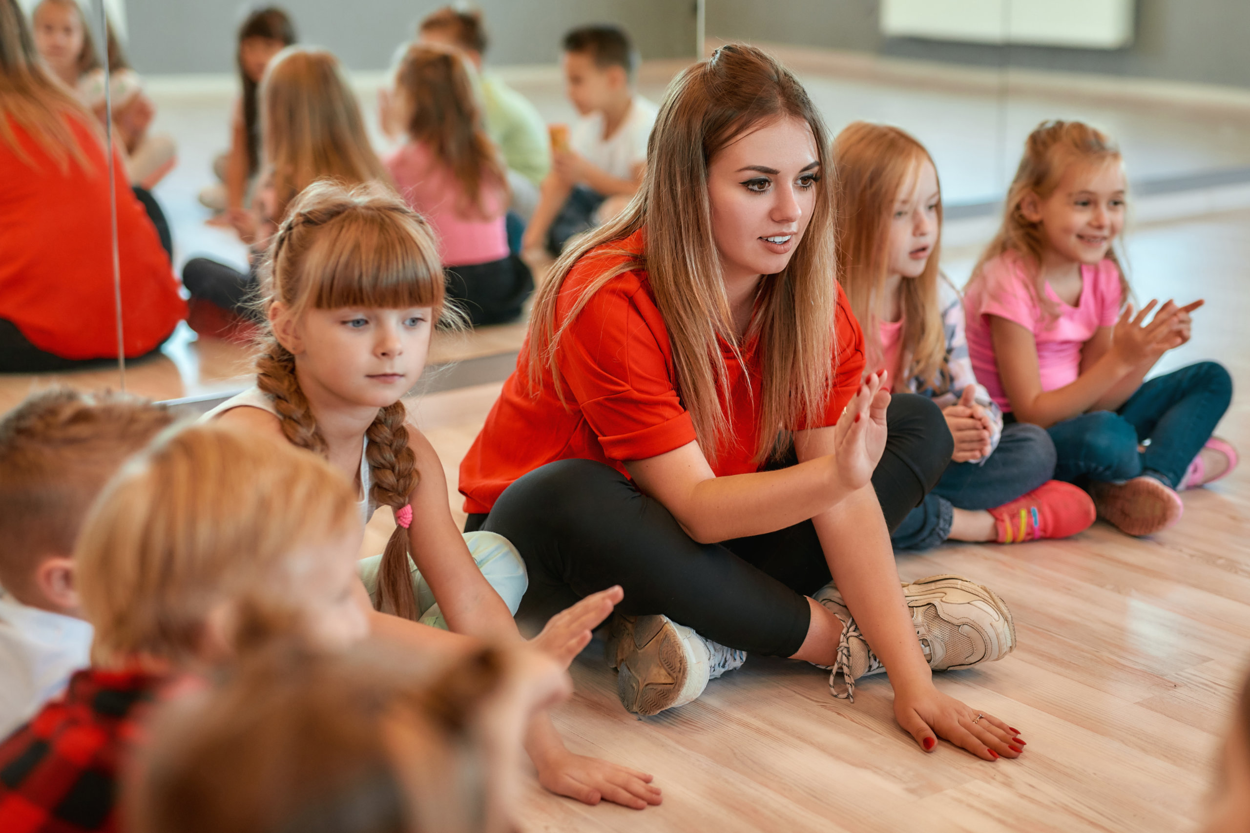 Eine Pädagogin kümnmert sich in der Nachmittagsbetreuung um Kinder. Symbolbild für die Ganztagsschule.