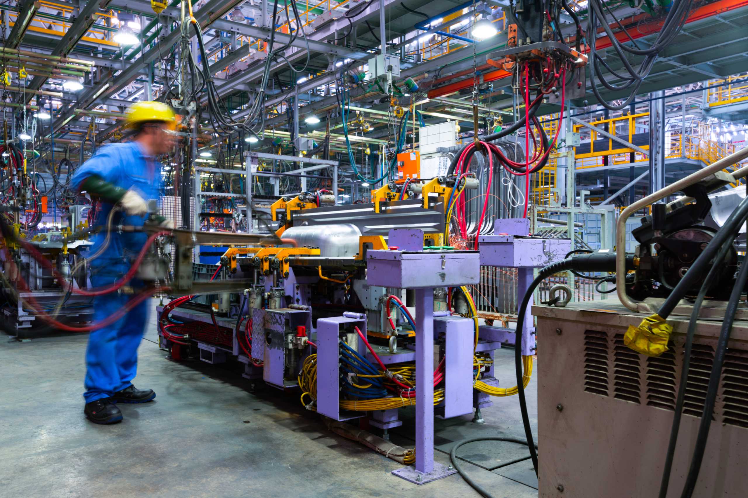 Ein Arbeiter in einer Fabrik bei einem Automobil-Zulieferer. Scheitern die Metaller KV-Verhandlungen 2022 droht ein Streik.