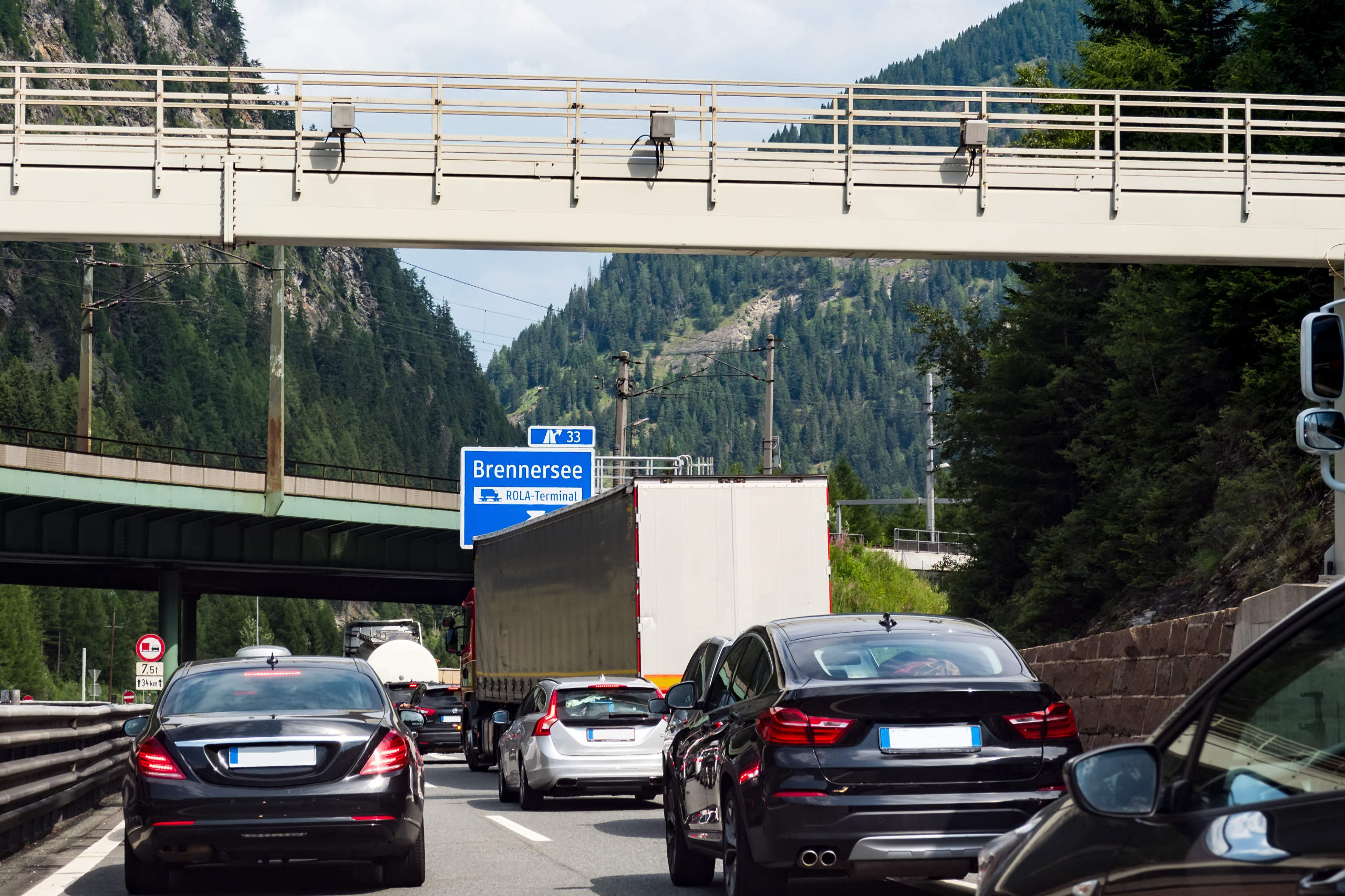 Autos und Lkw stehen auf der Autobahn am Brennersee im Stau. Symbolbild für die soziale Mobilität.