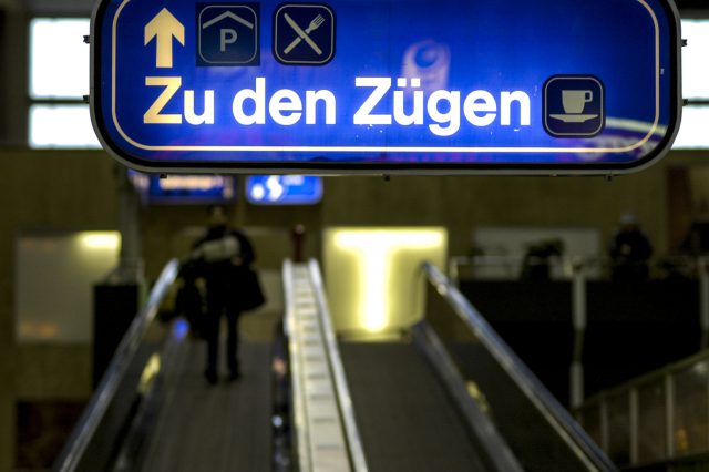 Schild in einem Bahnhof in Wien, dass anzeigt, wo es zu den Zügen geht. Symbolbild für die soziale Mobilität.