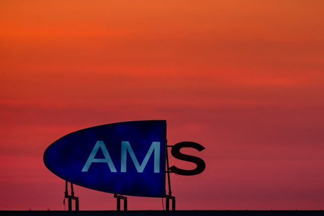 Logo des AMS im Sonnenuntergang. Aufgrund der Stillen Reserve wäre die Arbeitslosigkeit in Österreich viel höher.