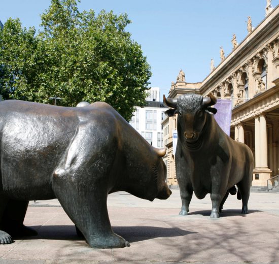 Bulle und Bär vor der Börse in Frankfurt. Symbolbild für die Gierflation.