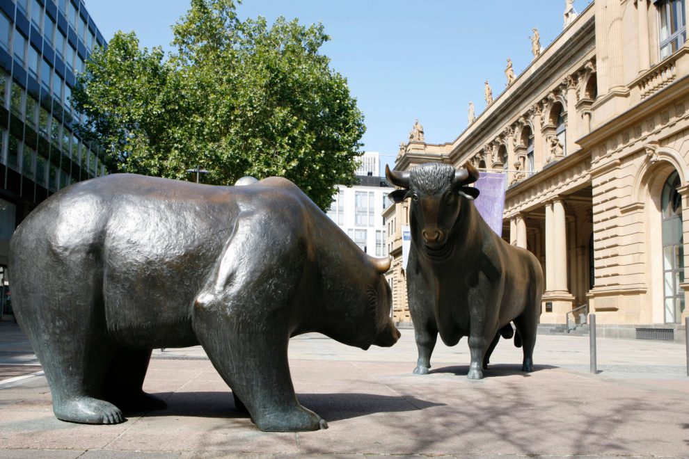 Bulle und Bär vor der Börse in Frankfurt. Symbolbild für die Gierflation.