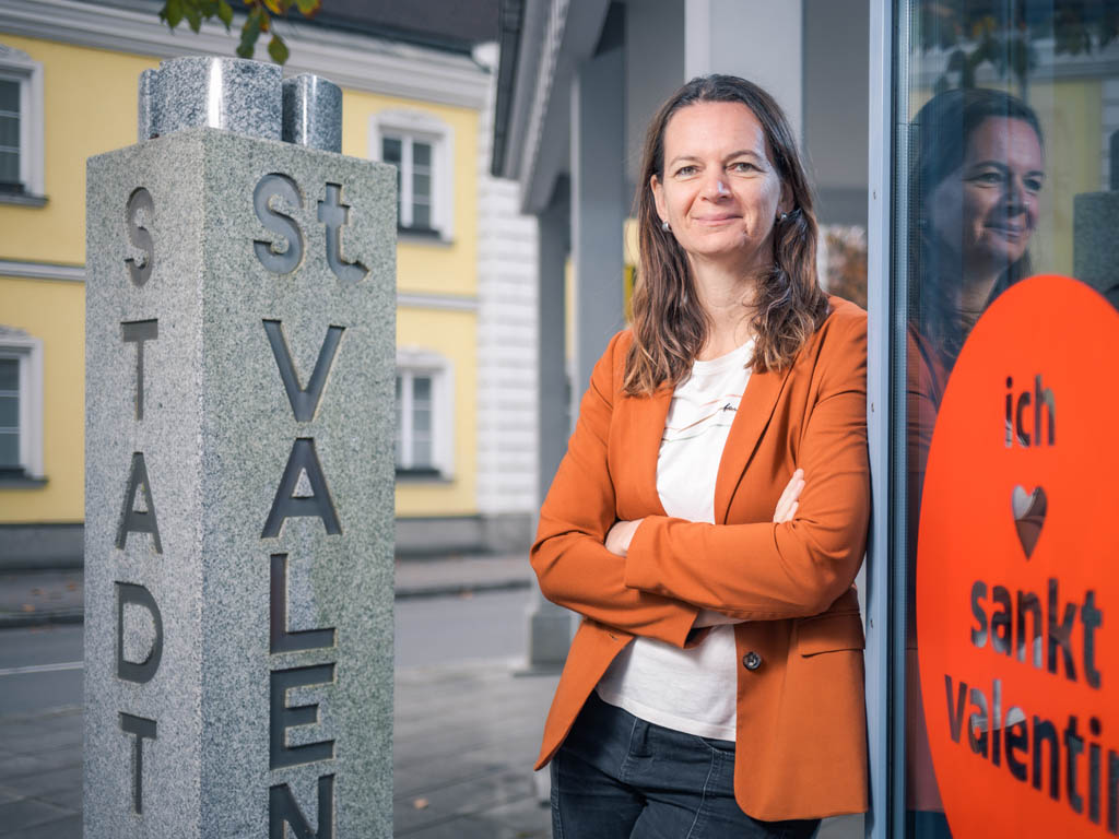 Portrait von Kerstin Suchan-Mayr, Bürgermeisterin von St. Valentin. Im Gespräch über Gemeinden, die in die Pleite schlittern