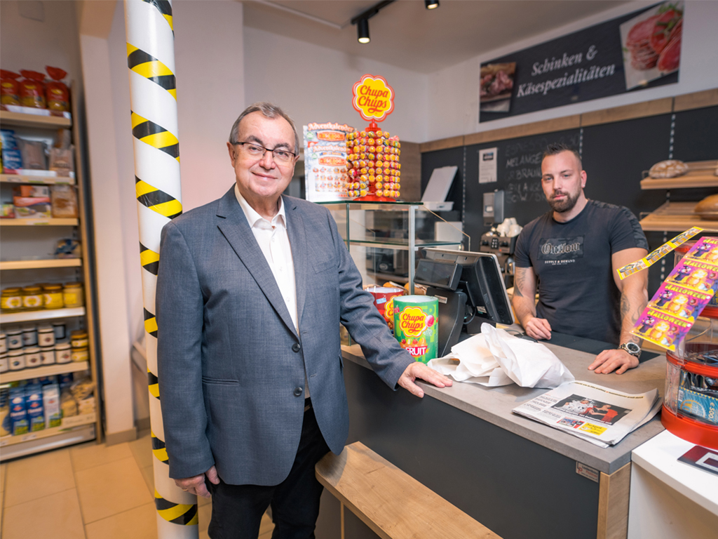 Wolfram Erasim, Bürgermeister von Rabensburg, in einem kleinen Supermarkt. Der Gemeinde droht die Pleite. 