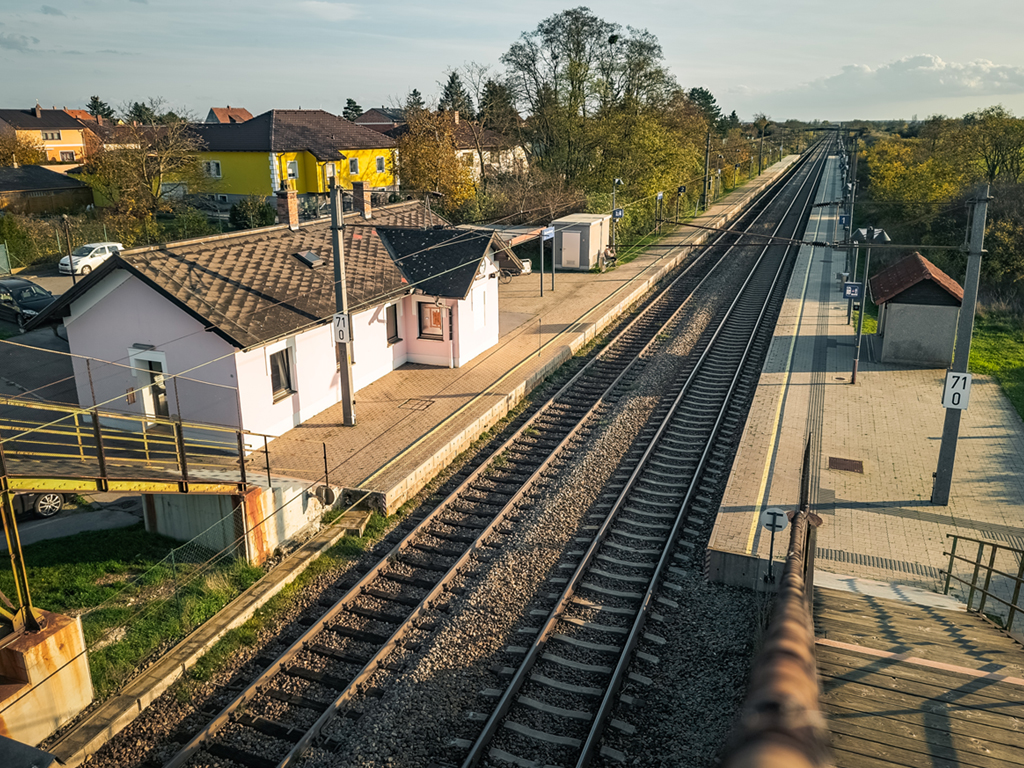 Bahnhof von Rabensburg von oben. Der Gemeinde droht die Pleite.