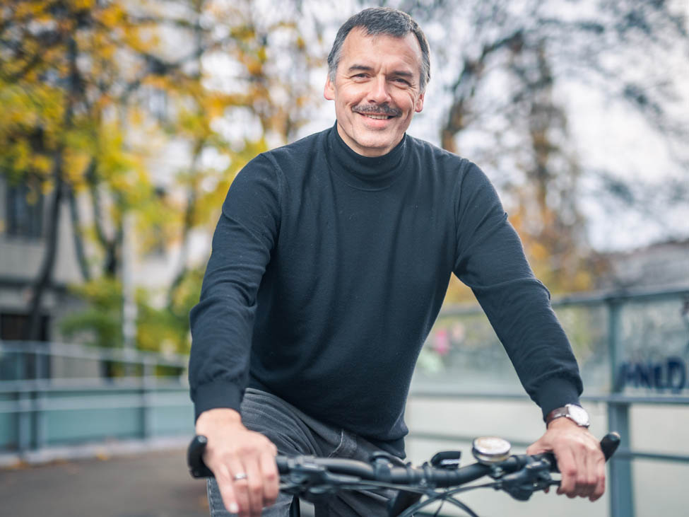 Christoph Streissler von der AK Wien sittz auf einem Fahrrad. Im Gespräch über Budget und Klima.