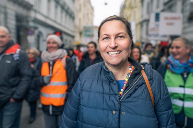 Portrait von Eva Scherz. Sie ist Verhandlungsleiterin der GPA der KV-Verhandlungen in der Sozialwirtschaft.