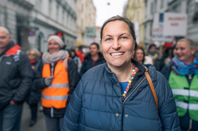 Portrait von Eva Scherz. Sie ist Verhandlungsleiterin der GPA für den Bereich der Sozialwirtschaft Österreich (SWÖ). Gespräch über das Gesundheitsbudget.