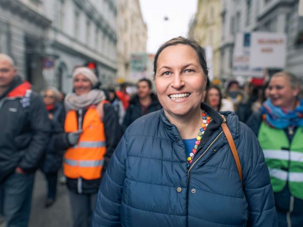 Portrait von Eva Scherz. Sie ist Verhandlungsleiterin der GPA für den Bereich der Sozialwirtschaft Österreich (SWÖ). Gespräch über das Gesundheitsbudget.