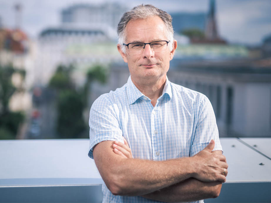 Portraitbild von Markus Marterbauer, Chefökonom der Arbeiterkammer. Er analysiert das Budget 2023.