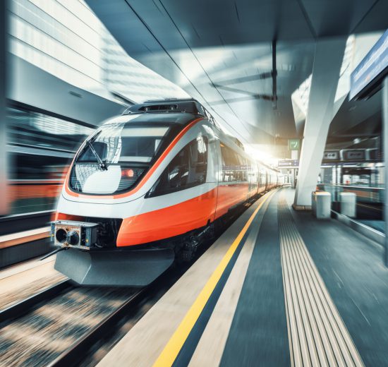 Ein Zug verlässt den Hauptbahnhof Wien. Symbolbild für die KV-Verhandlungen der Bahn.