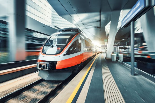 Ein Zug verlässt den Hauptbahnhof Wien. Symbolbild für die KV-Verhandlungen der Bahn.