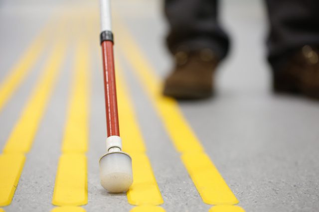 Ein blinder Mensch geht mit einem Stock die Straße entlang. Symbolbild für das Budget 2023.
