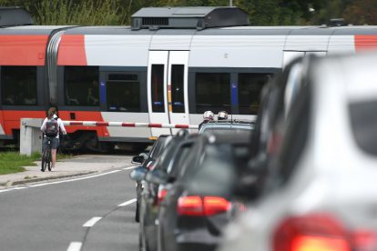 Verkehrsstau an einem Bahnübergang im Salzkammergut. Symbolbild für Budget Klima.