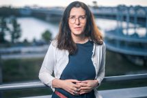 Portrait von Helene Schuberth, Leiterin der Volkswirtschaftlichen Abteilung im ÖGB. Im Gespräch über die Übergewinnsteuer und das Budget in Österreich.