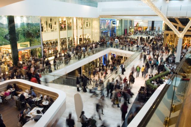 Ein belebtes Einkaufszentrum in der Weihnachtszeit. Symbolbild für den KV-Abschluss im Handel in der Hebrstlohnrunde.