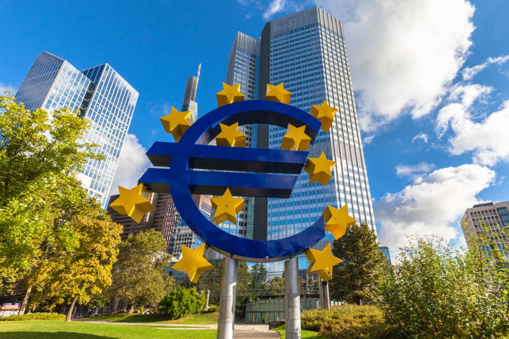 Das Eurozeichen in Frankfurt vor der EZB. Symbolbild für die Ratingagenturen.