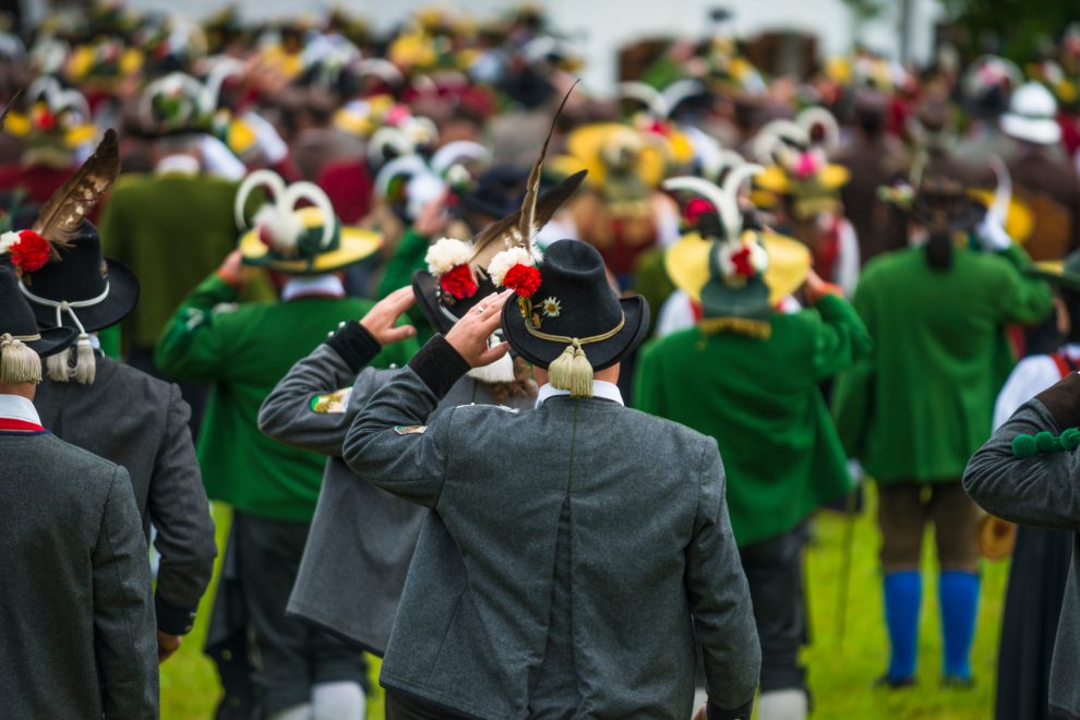 Jäger in Tracht von hinten. Symbolbild für die Treffsicherheit der Politik bei Inflation und Corona.